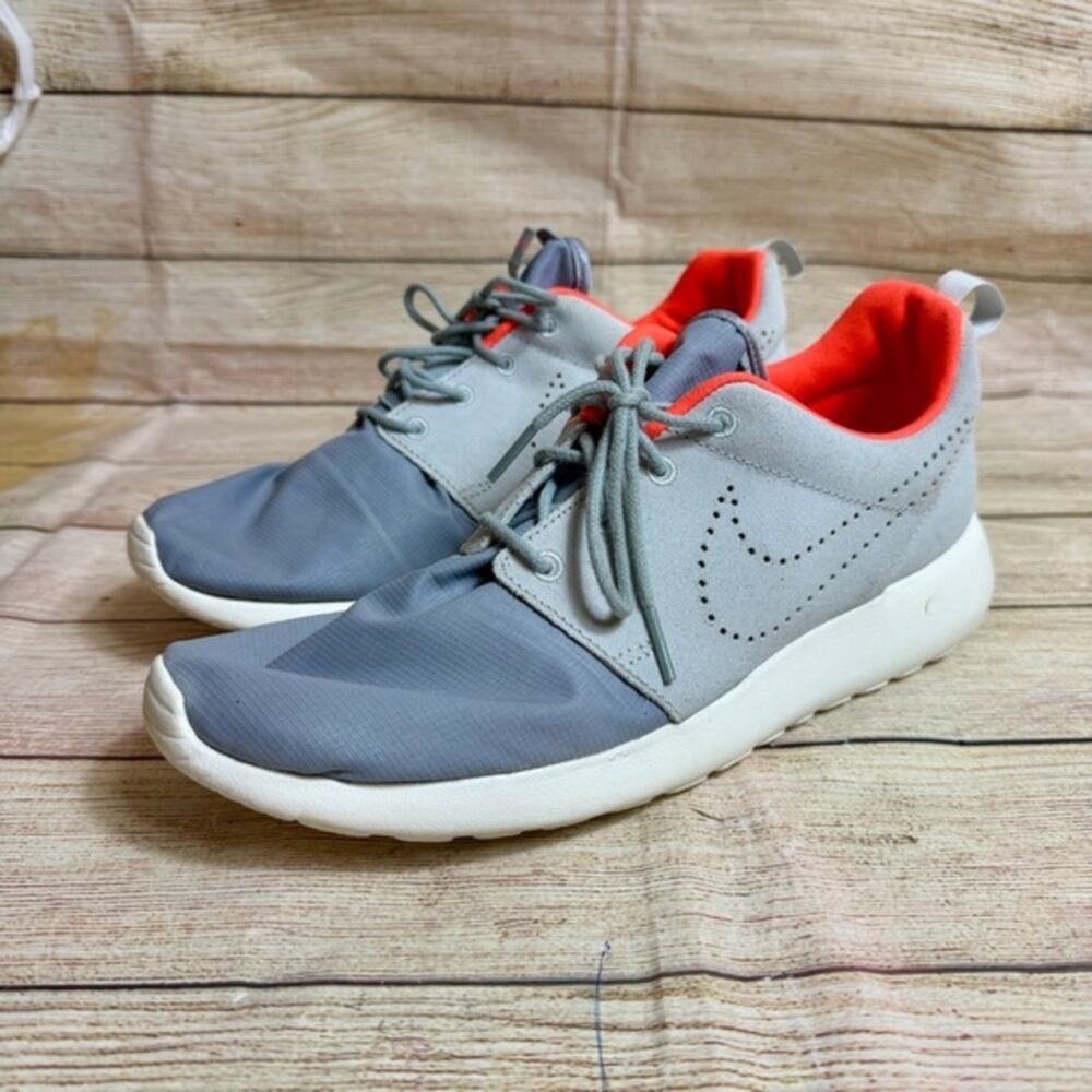 Nike Roshe One Premium sneakers in the Pure Platinum Hyper Orange. Size 8.5